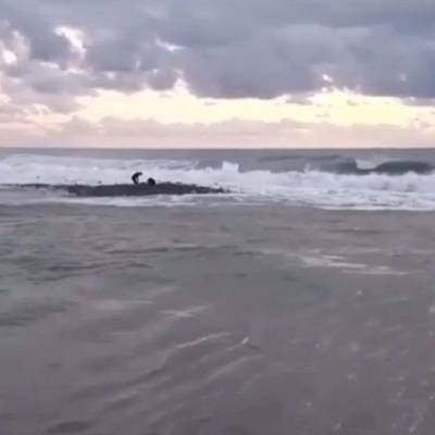 Поиск двух детей, пропавших в море в Сочи, приостановлен из-за плохой погоды