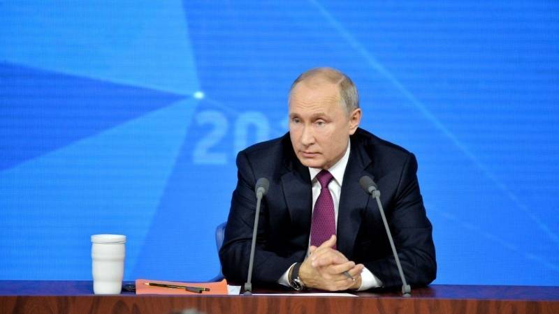 Путин рассказал о поступлении 900 предложений о поправках в Конституцию
