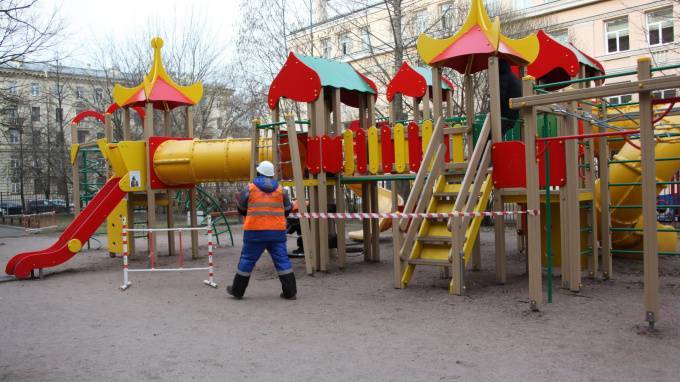 На Васильевском острове нашли две небезопасные детские площадки