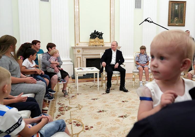 Путин поддержал идею закрепить в Конституции особое отношение к детям