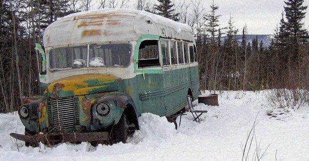 На Аляске спасли туристов, отправившихся посмотреть на заброшенный автобус из фильма «В диких условиях»