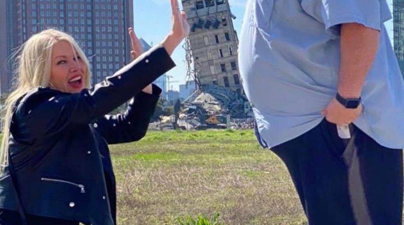 «Падающая башня Далласа» продолжает стоять на месте, несмотря на сотни ударов огромными шарами для сноса строений