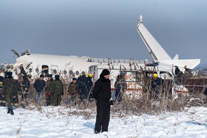 Владелец упавшего в Казахстане самолета подделывал сертификаты пилотов