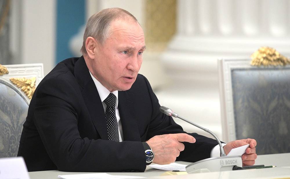 Путин сообщил о 900 предложениях по поправкам в Конституцию