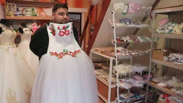 Невеста хотела отменить свадьбу, потому что жених одел подружек невесты в украинские наряды и купил ей платье за $​​200