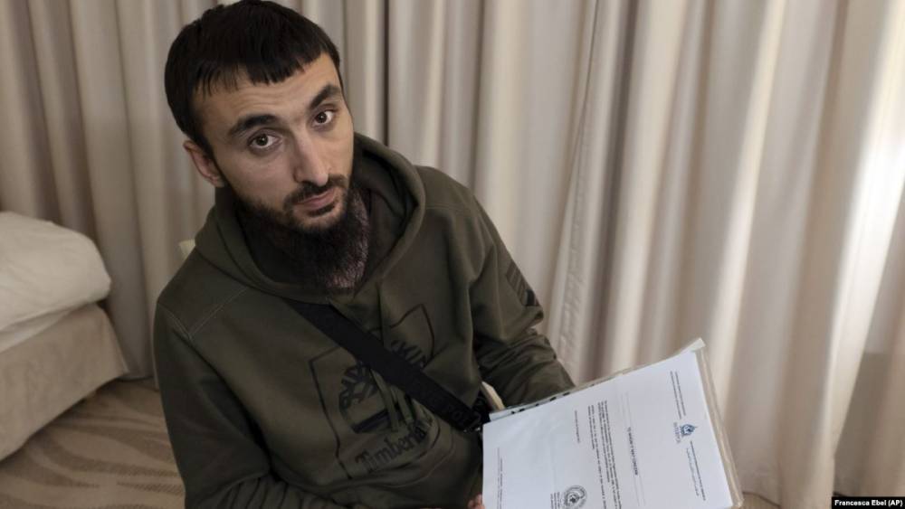 На критикующего Кадырова чеченского блогера Тумсо Абдурахманова напали с молотком в Польше