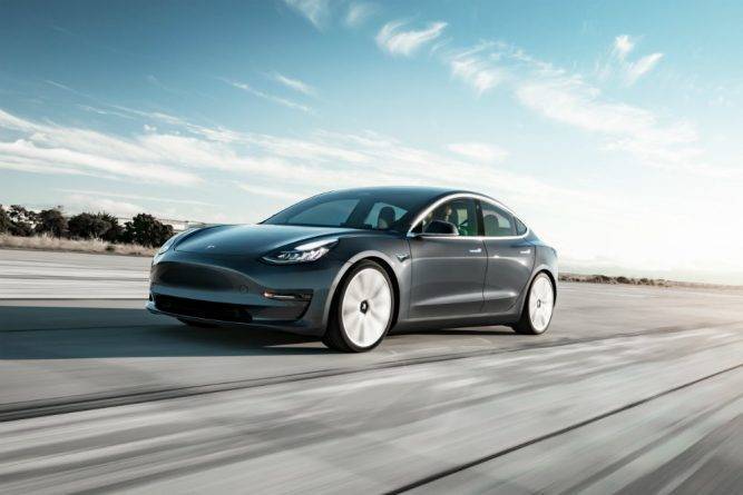 Водителя Tesla Model 3 задержали за кражу электричества у полиции