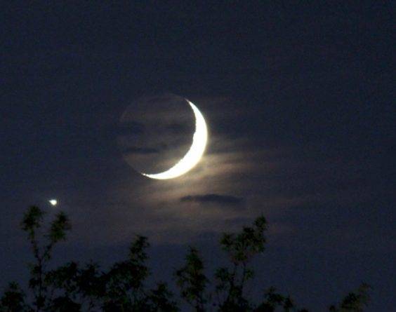 На этой неделе на небе можно наблюдать поцелуй Венеры и Луны