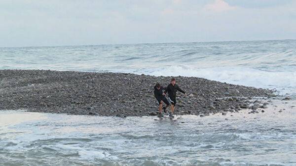 Поиск детей, пропавших в море в Сочи, приостановили из-за погоды
