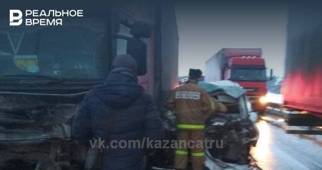 Под Казанью такси с пассажиркой влетело в фуру: погибли два человека