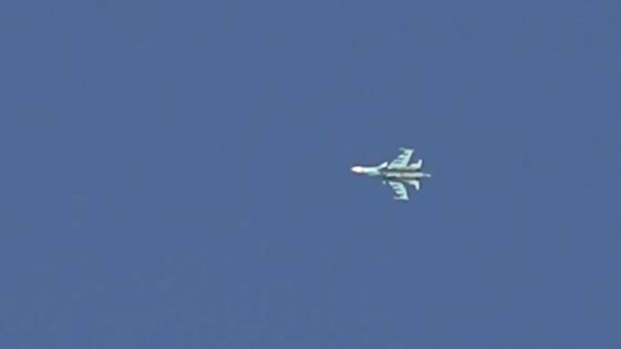 Российские и сирийские военные атаковали боевиков в Идлибе с воздуха