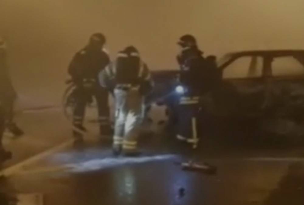 Таксист в столице вытащил из загоревшегося автомобиля троих человек