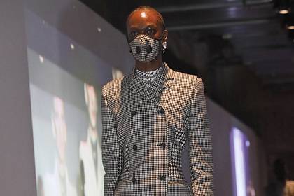 Модели вышли на подиум с масками от коронавируса на Неделе моды в Париже