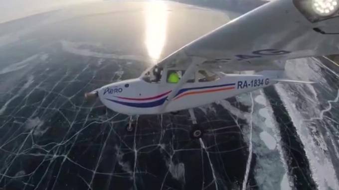 Экстремальную посадку самолета на лёд Байкала сняли на видео