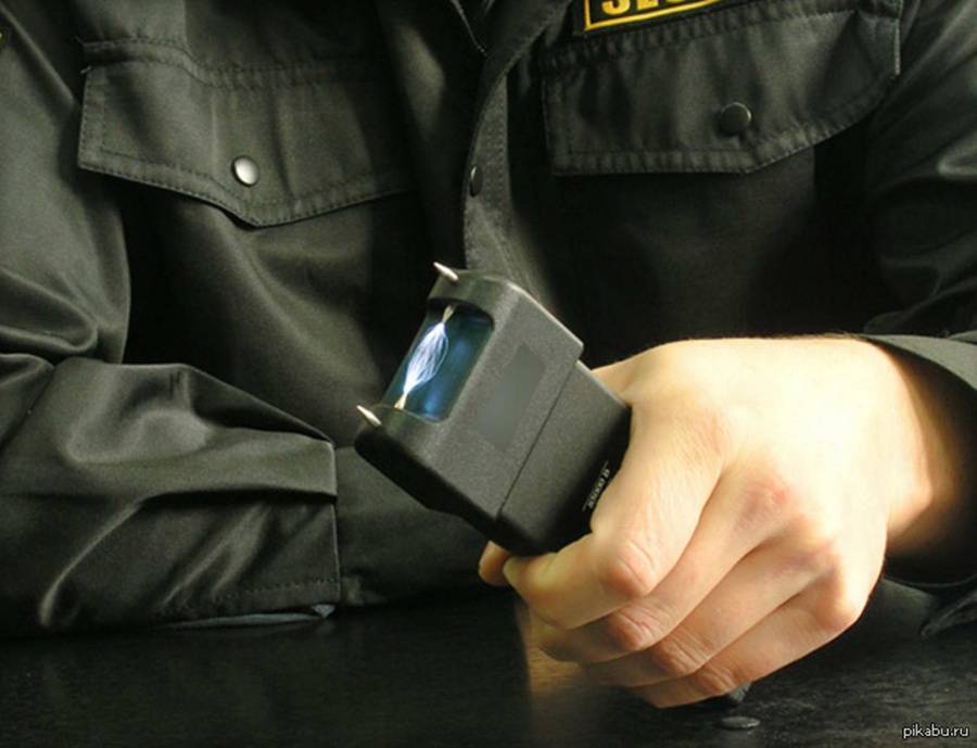 Полицейские попытались «разбудить» жителя Иркутска электрошокером. Молодой человек умер