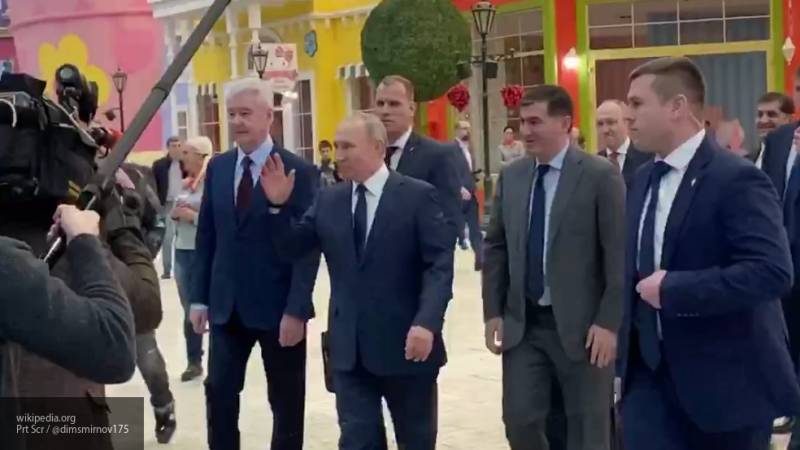 Владимир Путин приехал в тематический парк "Остров мечты"