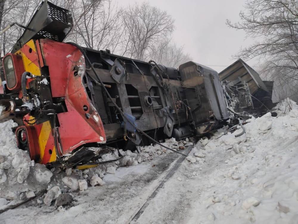 В Сети появились фото и видео схода локомотива с углём в Кузбассе
