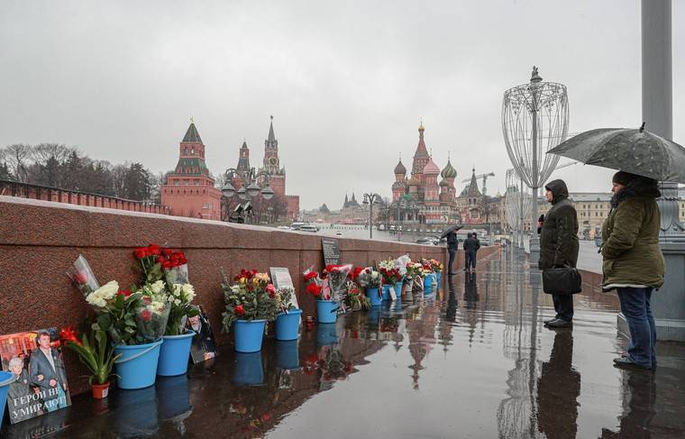 Москвичи несут цветы к месту убийства Немцова