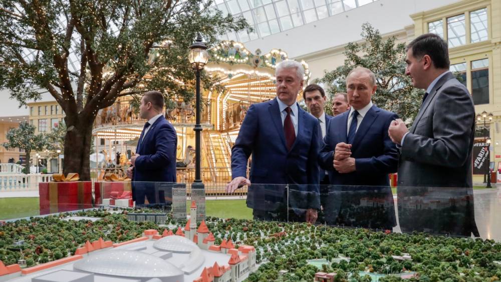 Путин поздравил с наступающей весной первых посетителей парка «Остров мечты»