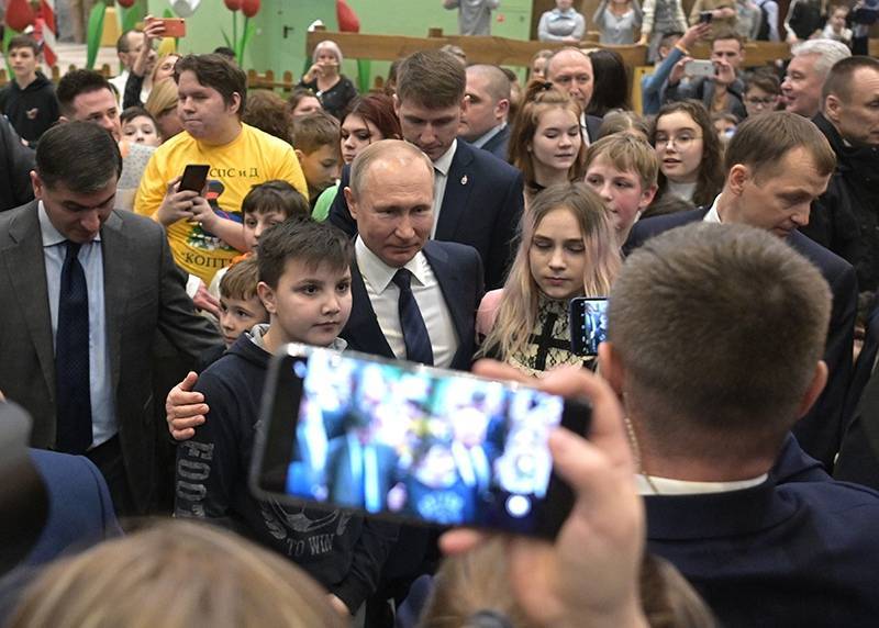 Дети в парке "Остров мечты" окружили Путина с просьбой сделать селфи (видео)