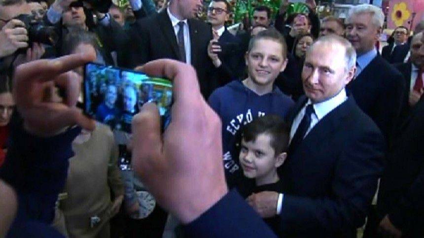 Путин обнялся с девочкой в «Острове мечты» в Москве и сделал с детьми селфи | Новости | Пятый канал