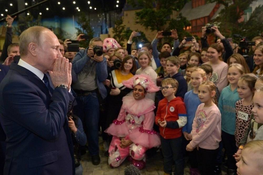 Дети чуть не задавили Путина в парке развлечений