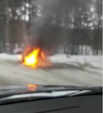 В Екатеринбурге на ЕКАД утром загорелся автомобиль