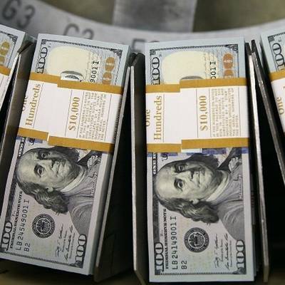 Доллар США в ходе торгов на "Мосбирже" достиг отметки 66 рублей впервые с 6 сентября