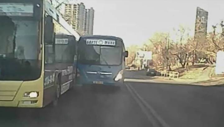 Водитель рейсового автобуса два раза протаранил своего коллегу и был уволен. Видео