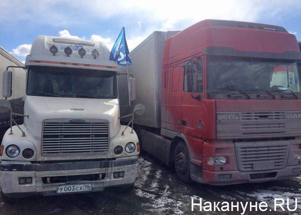 В горных районах Южного Урала фуры перекрыли федеральную трассу из-за ночного снегопада