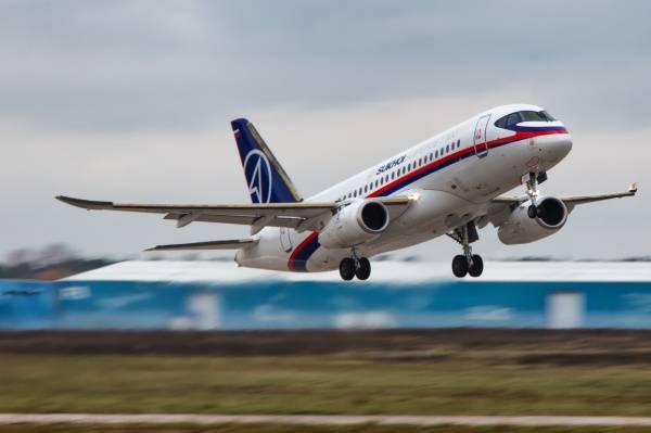 Самолет SSJ-100, вылетевший в Пермь, вернулся в Шереметьево из-за проблем с двигателем