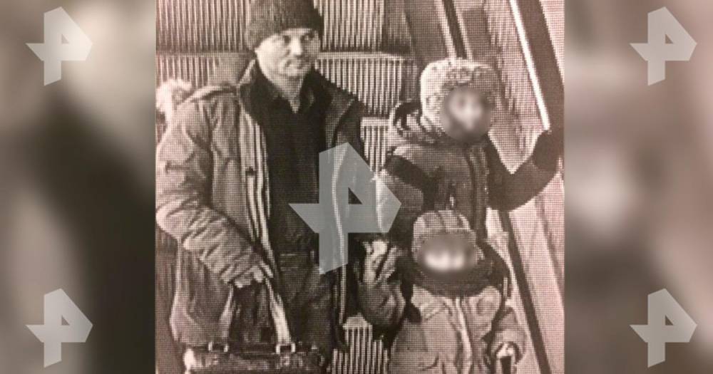 Виктор Гаврилов - Отцу запретили вывозить из Комсомольска брошенных в аэропорту детей - ren.tv - Москва - Хабаровск - Комсомольск