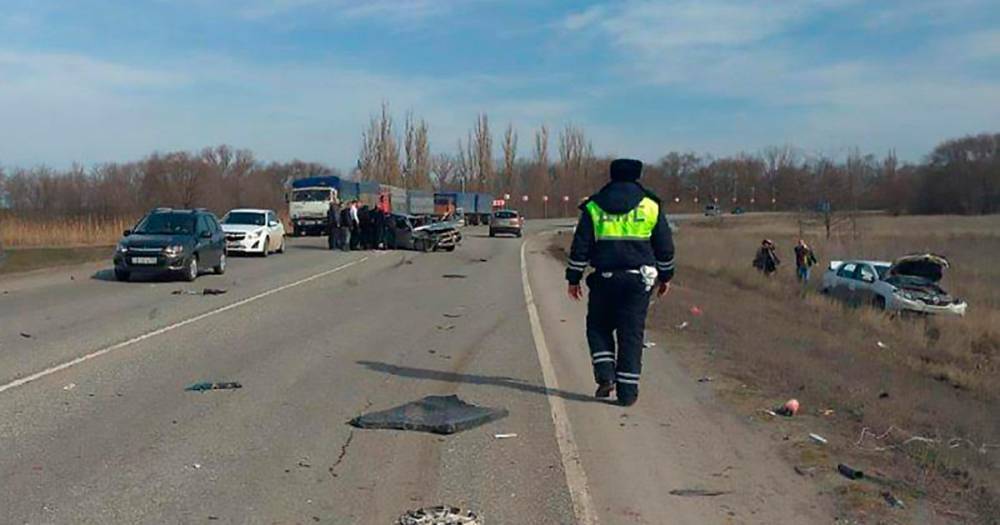 Трое погибли в аварии с тремя легковушками в Ростовской области