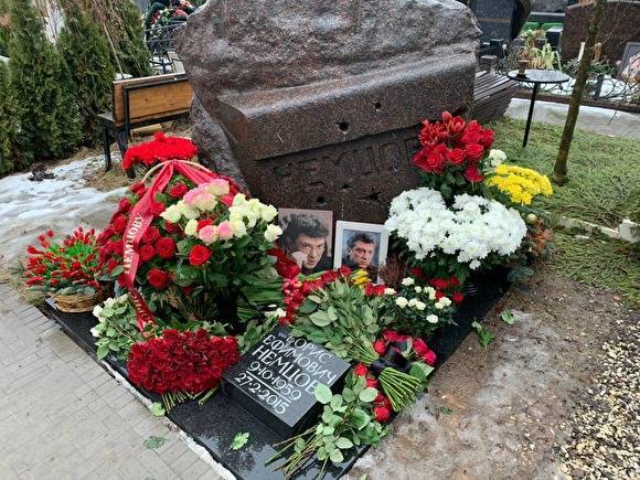 Источник: родственники Немцова могут выкупить землю рядом с его могилой