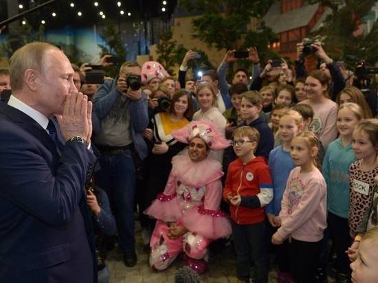 Дети чуть не задавили Путина в парке развлечений