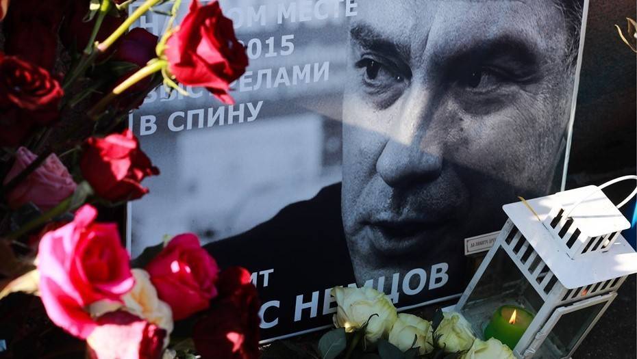 У российского посольства в Праге появилась площадь Немцова и аллея Политковской