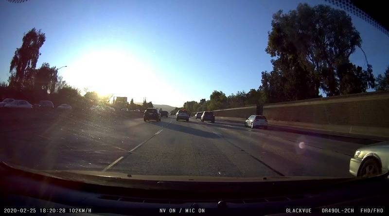 На видео «безумец» на лонгборде проезжает через пять полос автострады в час пик - usa.one - шт. Калифорния