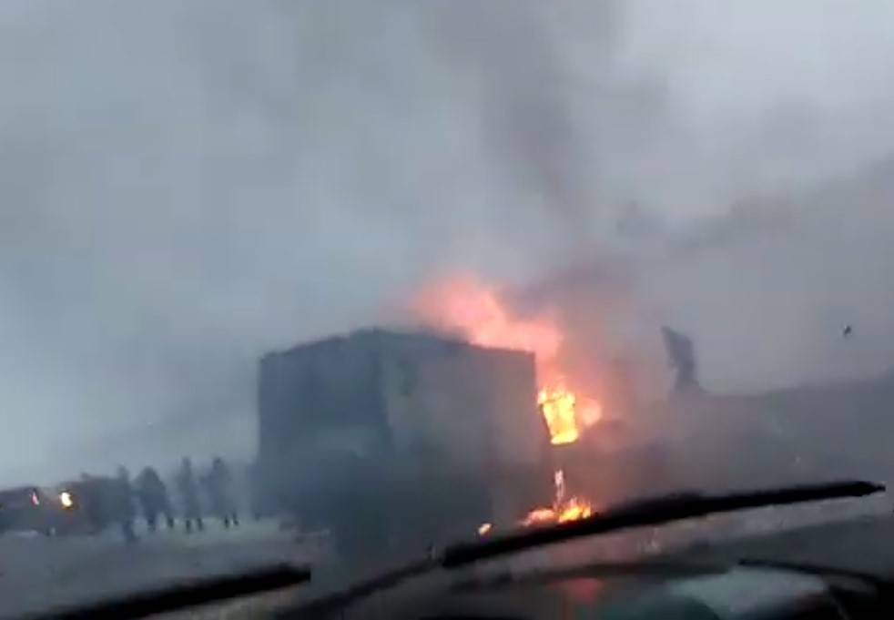 «Люди сгорели»: последствия ДТП с 4 погибшими на кузбасской трассе сняли на видео