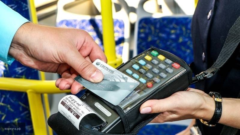 Водитель автобуса в Уфе отобрал у школьницы банковскую карту