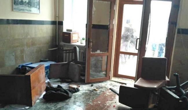 В украинской Жмеринке радикалы атаковали здание местного горсовета — видео