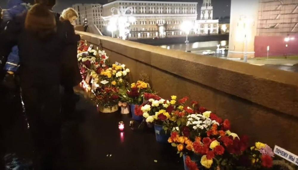 Либералы возложили цветы к месту гибели Немцова и готовят марш в Москве