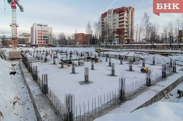 Котлован недостроенного бизнес-центра в центре Сыктывкара сравняют с землей