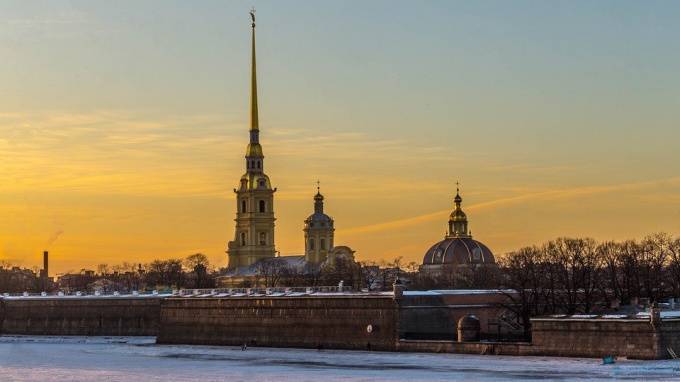 В пятницу уходящий циклон принесет в Петербург легкий мороз и снег