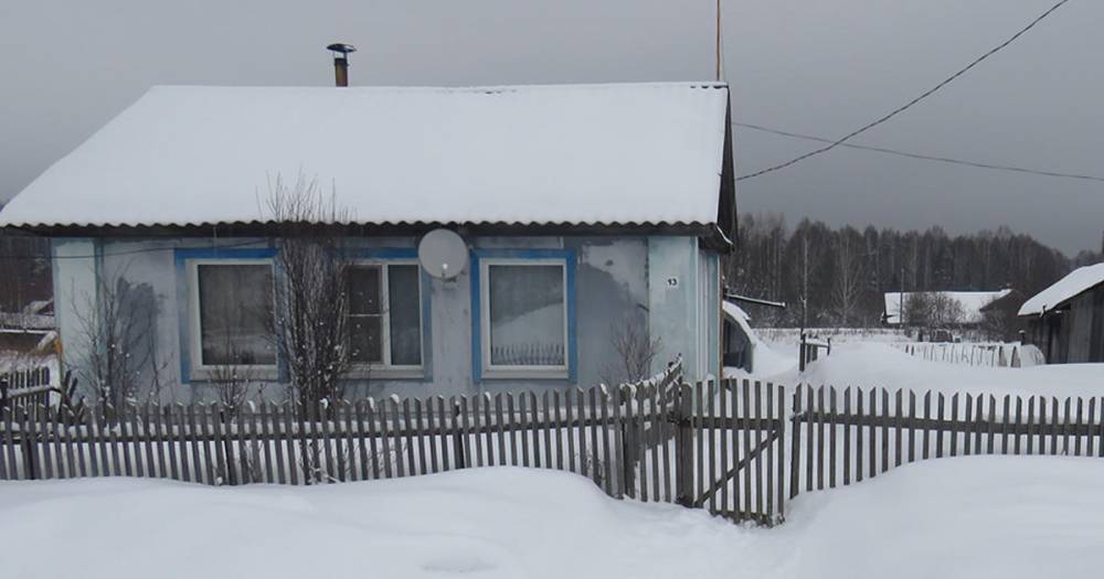 "Никогда не гуляли": Соседи о брошенных в холодном доме малышах