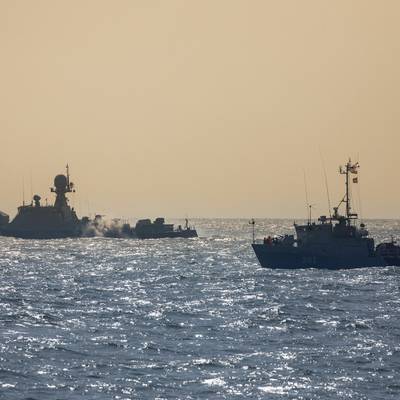 Два российских фрегата с крылатыми ракетами "Калибр" идут к берегам Сирии