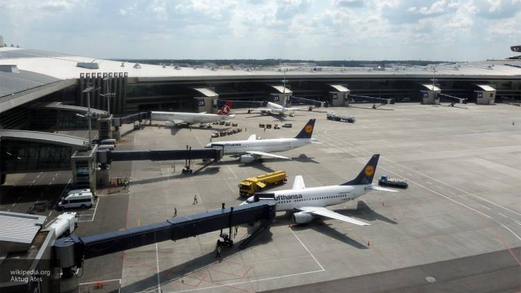 Пассажирский Boeing-777 экстренно возвращается в Москву из-за треснутого стекла