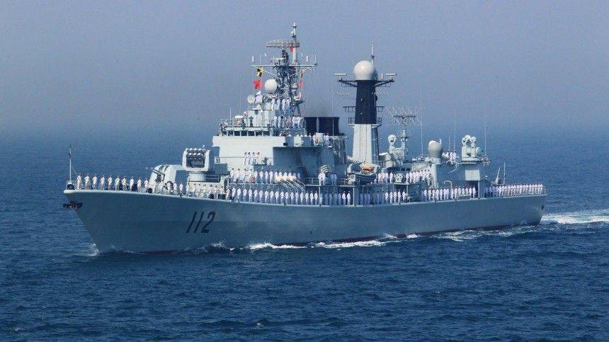 Китайский эсминец в Тихом океане направил лазер на самолет-разведчик США
