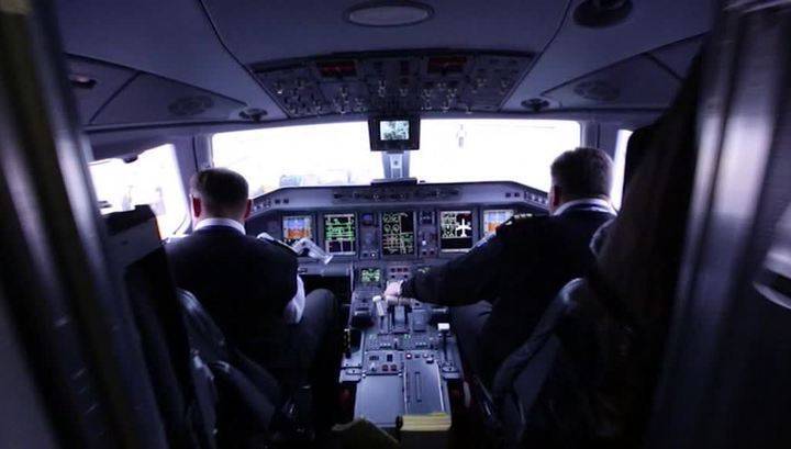 Boeing с трещиной в лобовом стекле возвращается в Москву