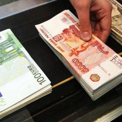 Курс евро превысил отметку 74 рубля впервые с 29 августа 2019 года
