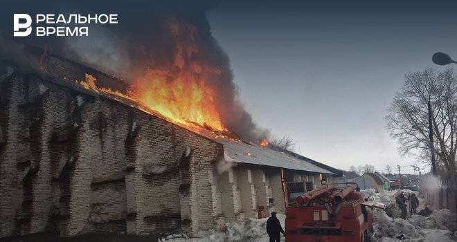В Башкирии произошел крупный пожар в зернохранилище